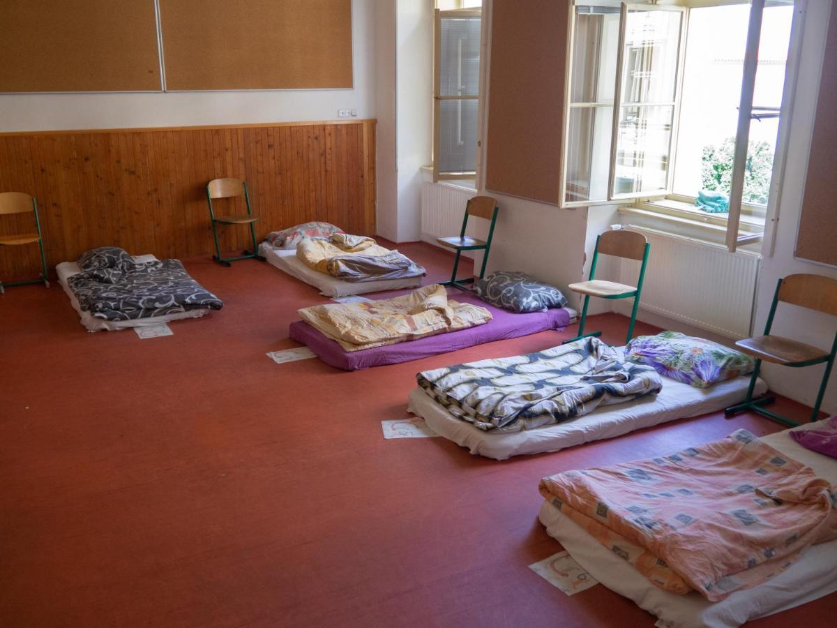 Albergue Hostel In School *