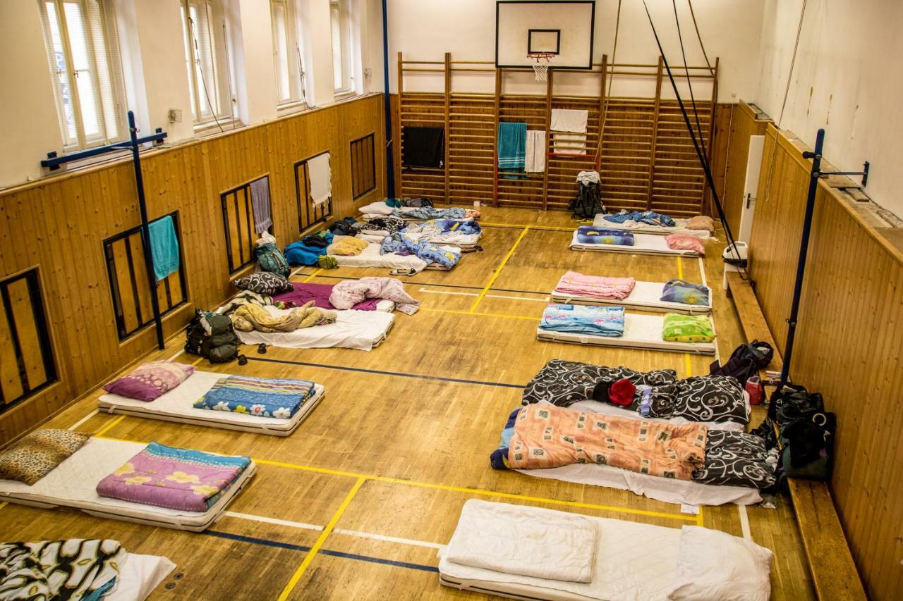 Albergue Hostel In School